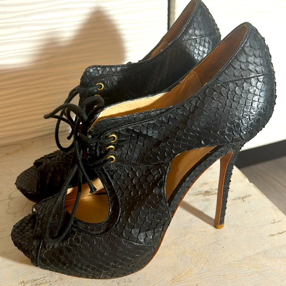 Snake skin leather Pour La Voctoire heels, Sz 8.5